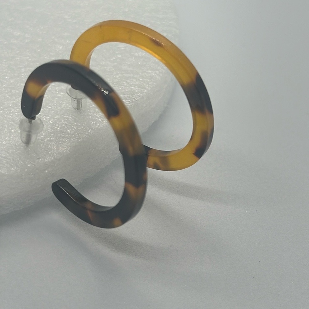 Chic Mismatch Tortoise Shell Hoop Earrings - 1.2" - Brand New - Unique Style - Picture 4 of 16